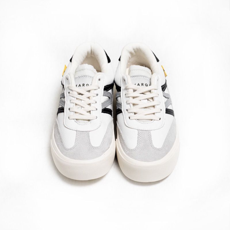 MARQUE.CO - ‘GUSTAV Series-Collaboration with Vront’ Sepatu Casual untuk Pria &amp; Wanita berwarna Putih, dengan Material Kulit, Vulcanised, dilengkapi dengan PU Technology Insole Super Empuk &amp; Nyaman