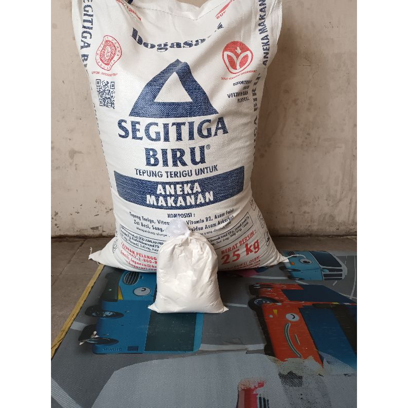

Terigu segitiga,1/2kg,