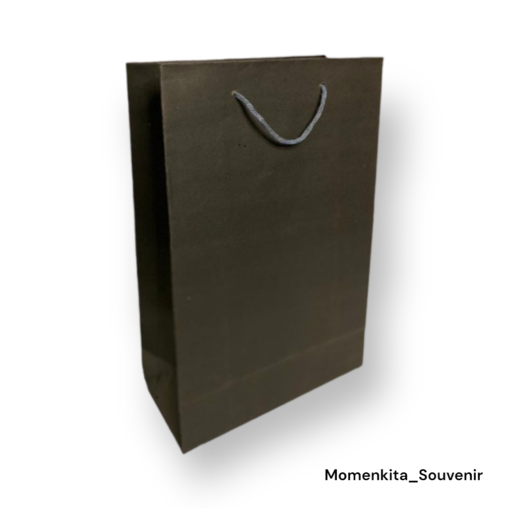 

MOMENKITA PAPER BAG HITAM POLOS 20X10X30 CM | PAPERBAG WEDDING