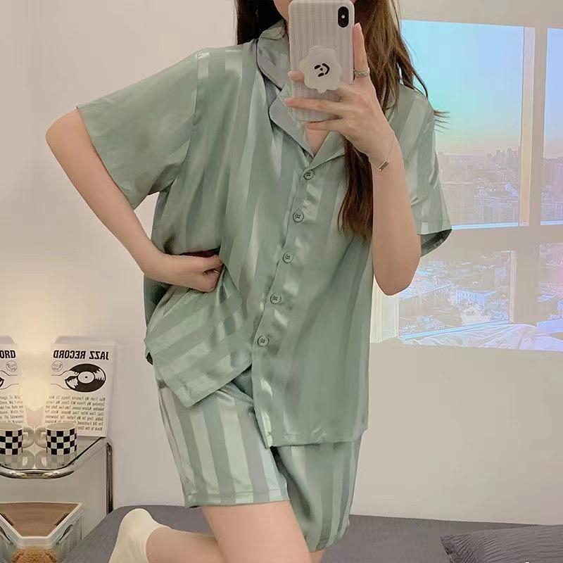 009 Luxury Sleepwear Kelas Atas Piyama Satin Lengan Pendek Celana Pendek Kerah Motif Garis Kancing Hidup Bahan Satin High Quality Piyama Import/ Baju Tidur Import / Baju Tidur Murah / Piyama Set / Baju Tidur Set