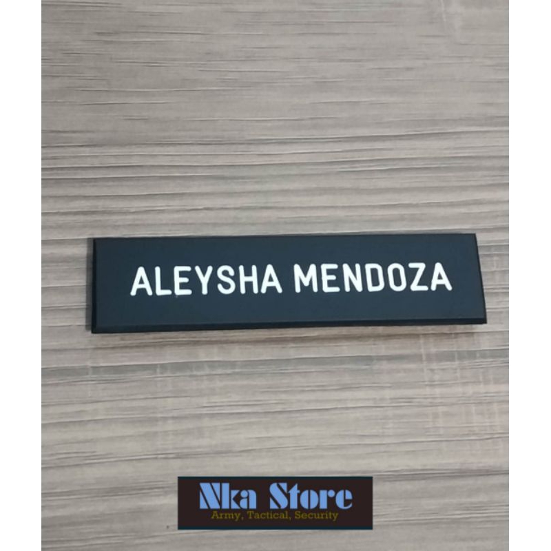 

Papan nama/Nametag full black dov/lis putih resin, aclirik