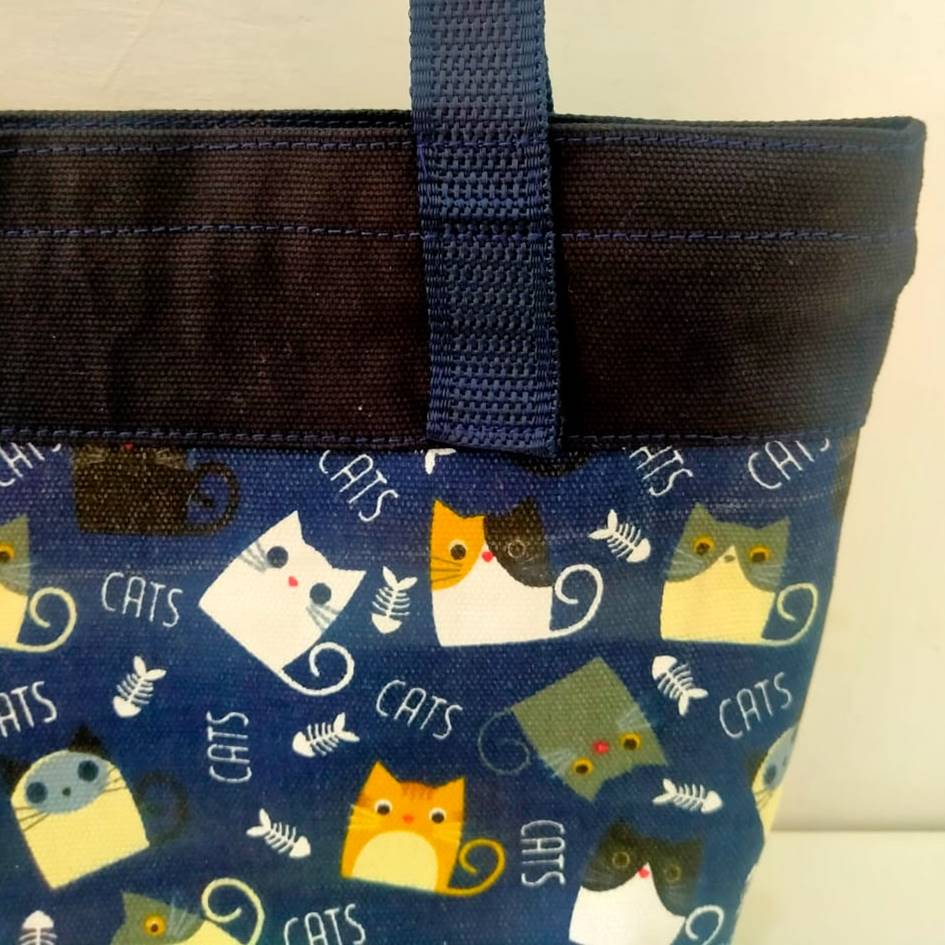 TAS KANVAS NAJLA MOTIF KUCING BIRU. Riens Collections