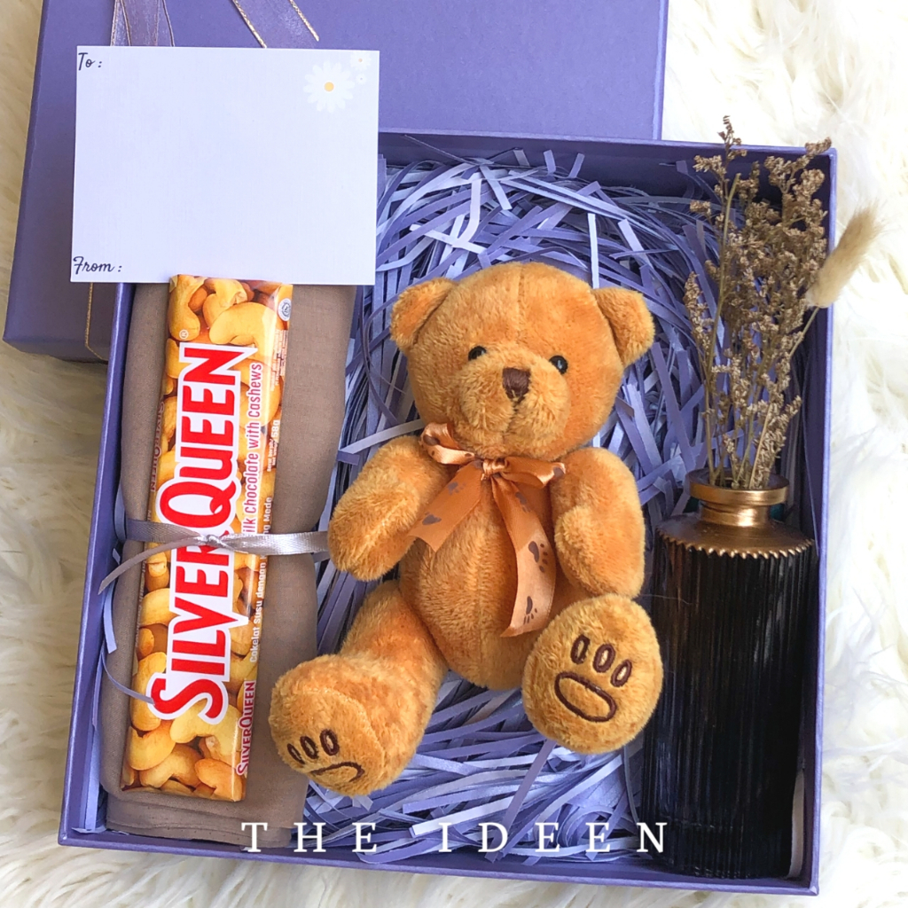 THE IDEEN - 008-01 | HAMPERS CEWEK HIJAB SEGIEMPAT TEDDY BEAR VAS BUNGA FREE KARTU UCAPAN | GIFT SET HARD BOX PREMIUM | KADO HARI GURU WISUDA GRADUATION ANNIVERSARY PERNIKAHAN ULANG TAHUN | BINGKISAN PARSEL SOUVENIR HADIAH WEDDING LEBARAN IDUL FITRI