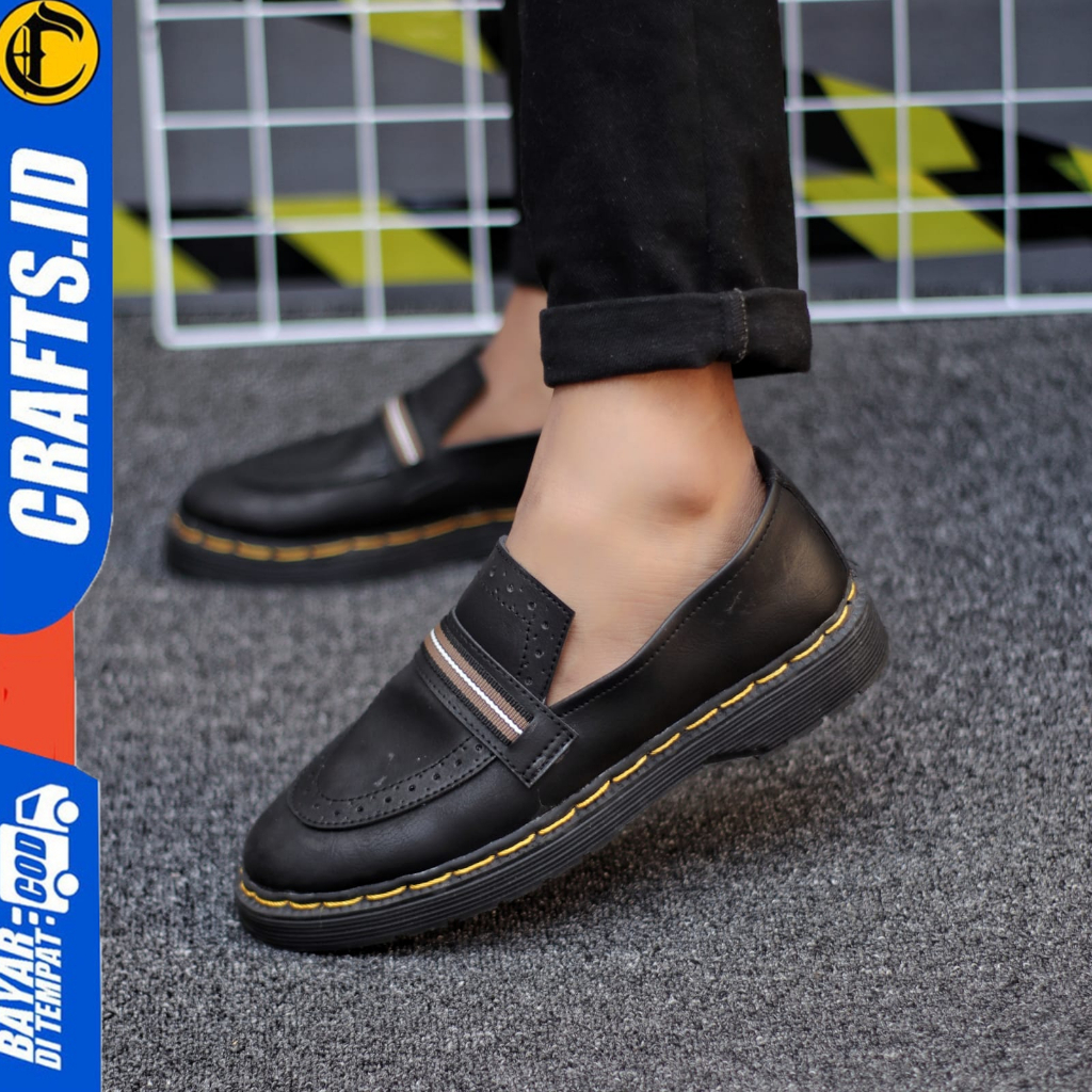 Sepatu Formal Loafers Docmart Pantofel Hitam Ptia