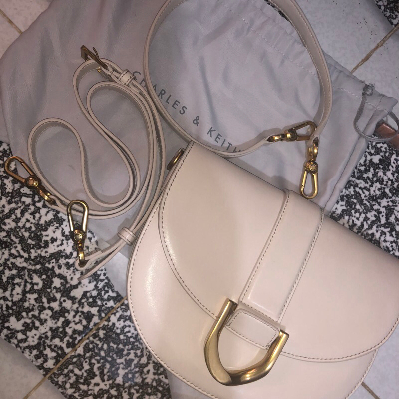PRELOVED TAS WANITA ORIGINAL CHARLES & KEITH SADDLE GABINE BAG WARNA CREAM SIZE MEDIUM