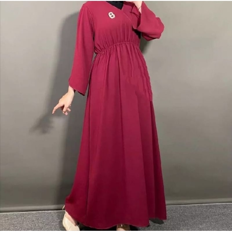 Gamis kayla gamis serut ada bros bagian dada sehingga baju kelihatan cantik