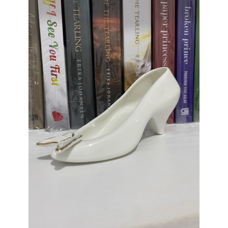[Pajangan] [New/Baru/Segel] Hiasan Dekorasi Butterfly Shoe Shoes Kupu Kupu Kupu-Kupu Putih St James 