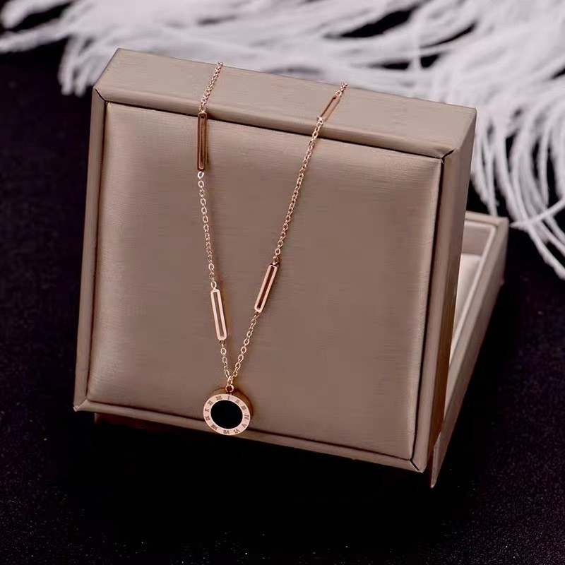 Kalung Titanium Wanita Motif Romawi Anti Karat Liontin Bulat Hitam