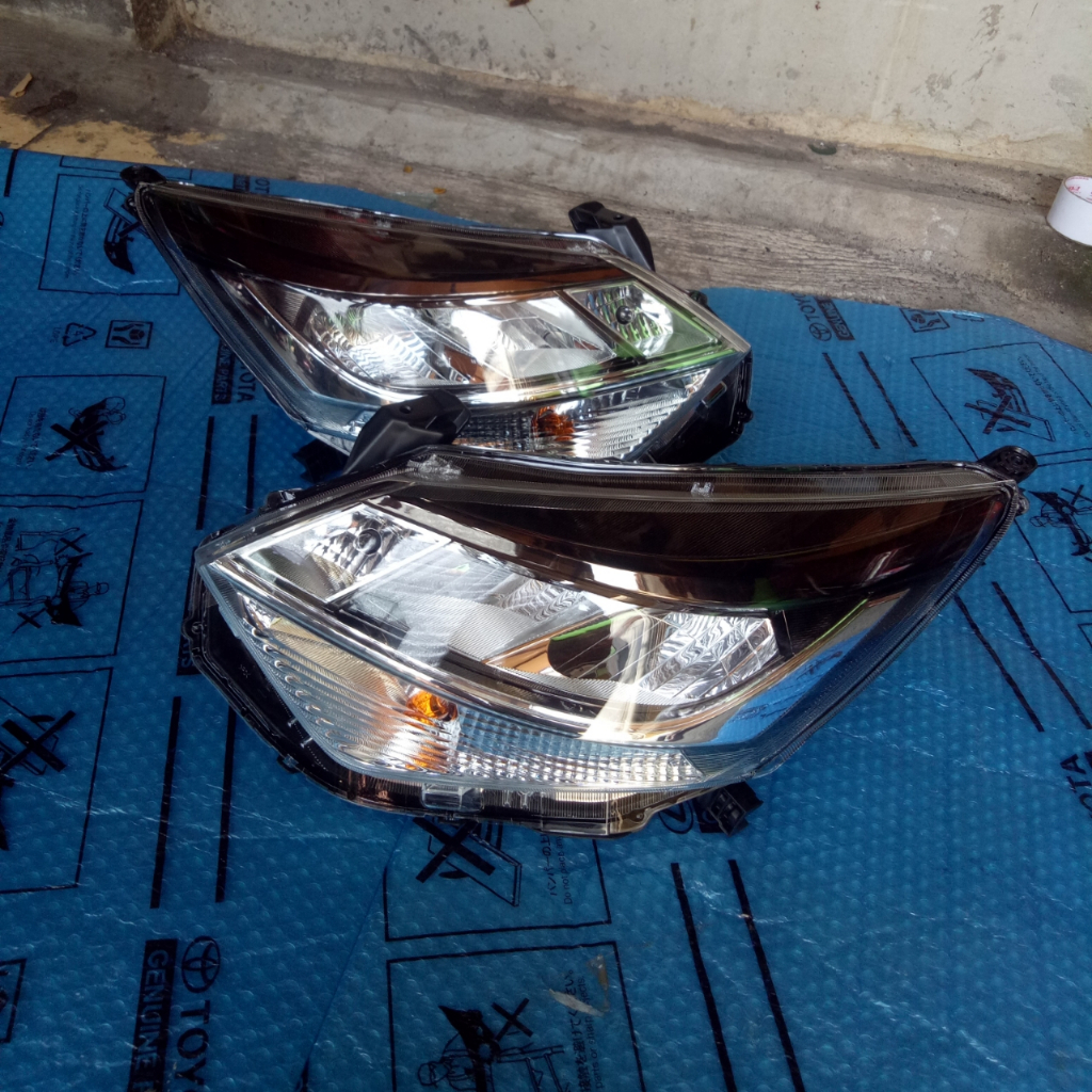 Headlam lampu depan Mobil Calya Sigra Blac chrome 2021 2022 Sepasang