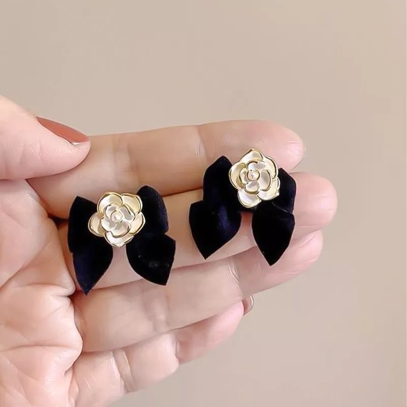 Anting black bow flower vintage