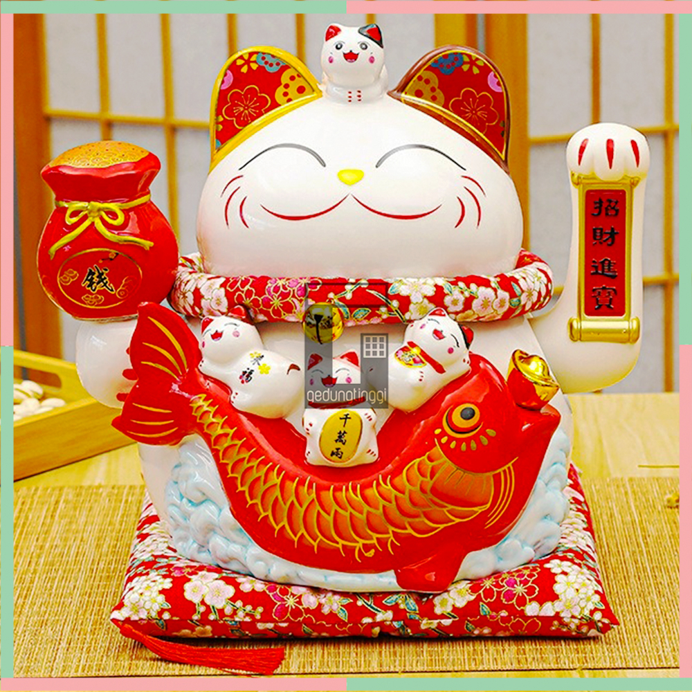 Pajangan Patung Hiasan Boneka Dekorasi Kucing Bawa Panggil Rejeki Rezeki Hoki Maneki Neko Maneko Neki ManekiNeko Lucky Cat Keberuntungan Keramik Merah Baterai Batrai Batre Listrik Tangan Goyang Gerak Meja Etalase Toko Resto Cafe Cina China Jepang Besar XL