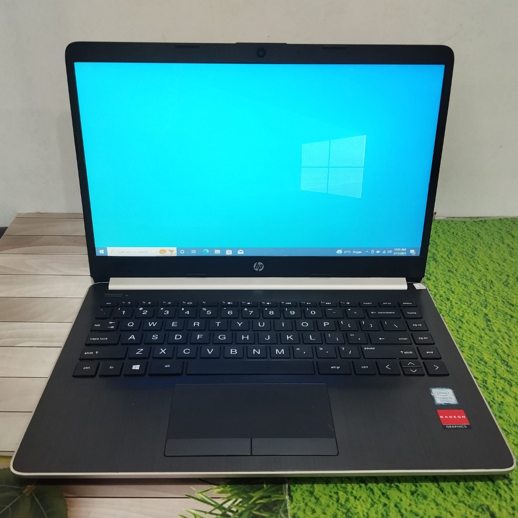 Laptop HP 14s Core i5 gen 8 RAM 4GB SSD 256GB VGA Radeon 2GB Slim Mulus Lancar