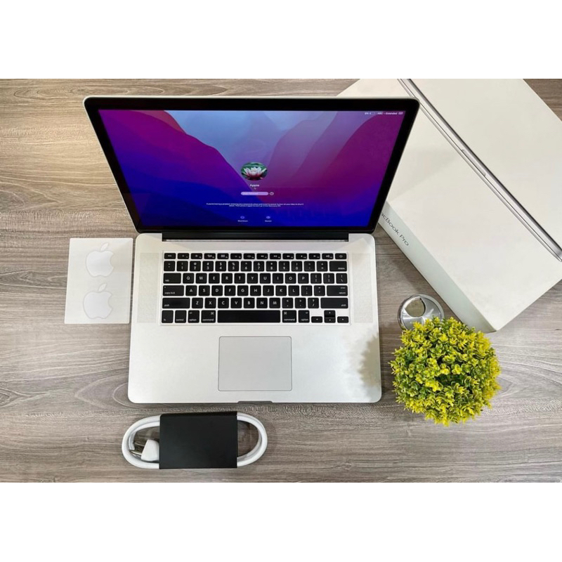 Macbook pro 2015 15inch ram 16 gb ssd 256 gb core i7