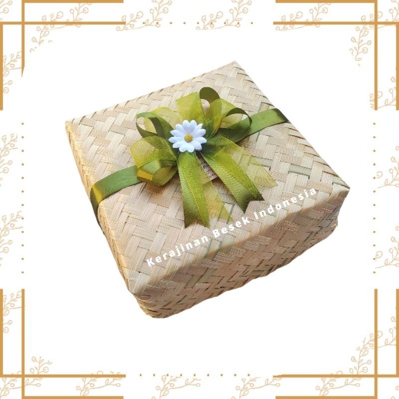 

Sepasang Besek Aneka Ukuran Natural Pita Bunga Organdi Besek hias Besek nasi Besek snack Hantaran Seserahan Box nasi Besek murah Besek telur Box ayam