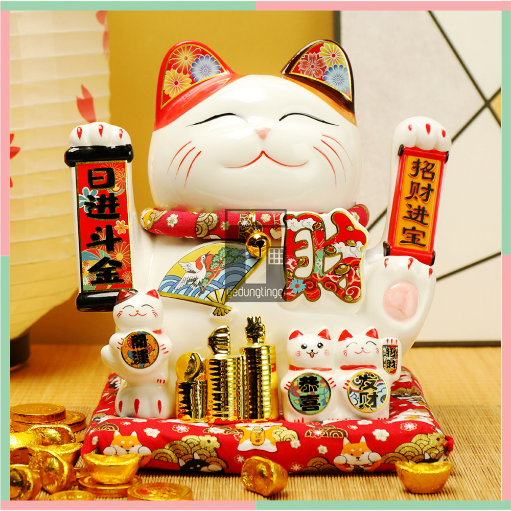 Patung Pajangan Hiasan Boneka Dekorasi Kucing Bawa Panggil Rejeki Rezeki Hoki Maneki Neko Maneko Neki ManekiNeko Lucky Cat Keberuntungan Keramik Baterai Batrai Batre Listrik Tangan Goyang Gerak Meja Etalase Toko Resto Cafe Cina China Jepang Putih Medium