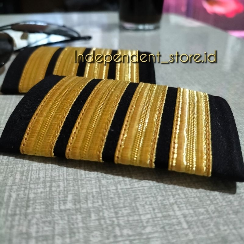 epaulette pilot empat gold