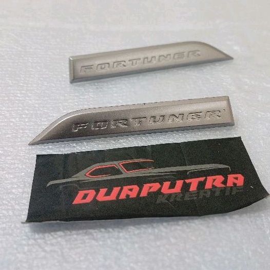 Emblem garnish doortrim segitiga pintu dalam fortuner oroginal