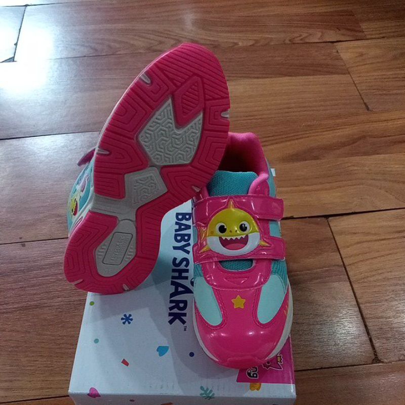 sepatu pinkfong babyshark run