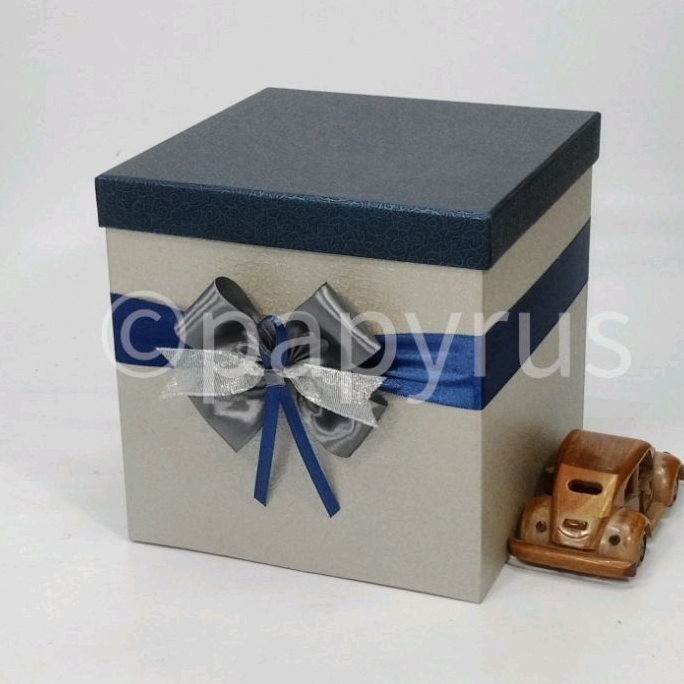 

PAPYRUS Kombinasi 20x20 Tinggi 20cm Kotak Kado Gift Box