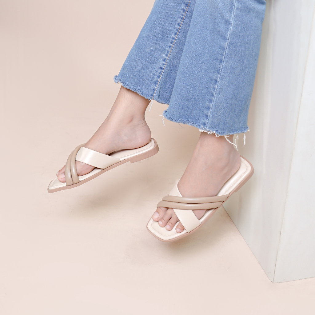 Adarastore - Lapepa HANNA Sandal Flat Empuk Sendal Wanita Kekinian  Model Silangan Kekinian