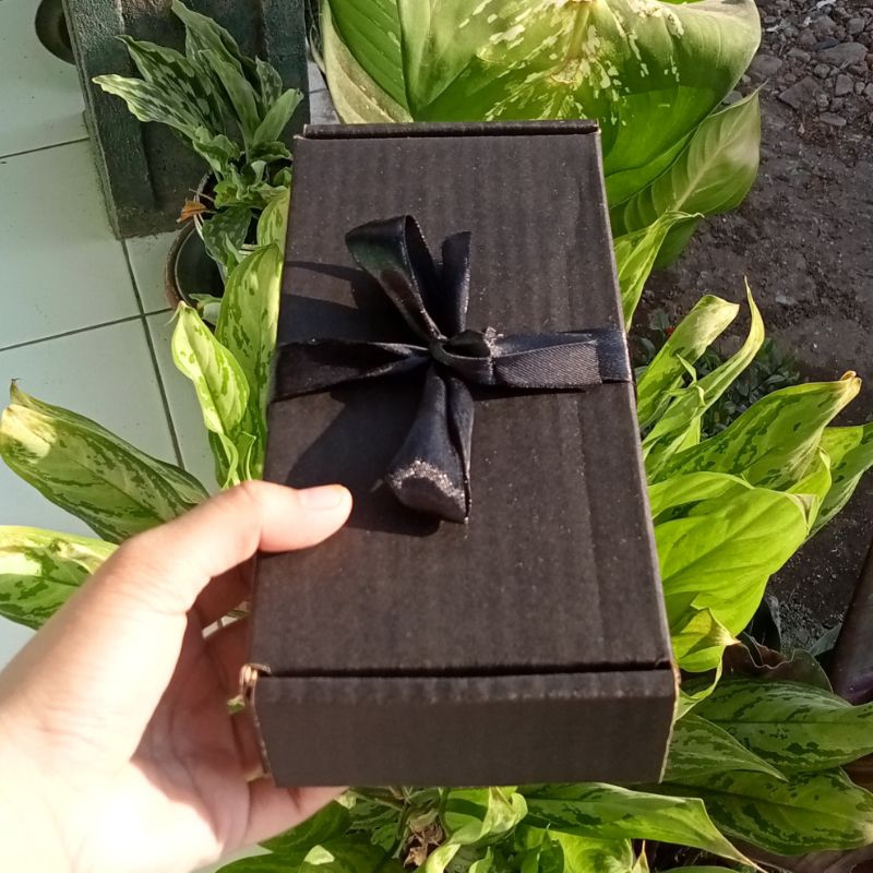 

BOX HAMPERS HITAM 20X10X4.5 - BOX KADO - KOTAK KADO - KADOKU SELALU UNTUKMU