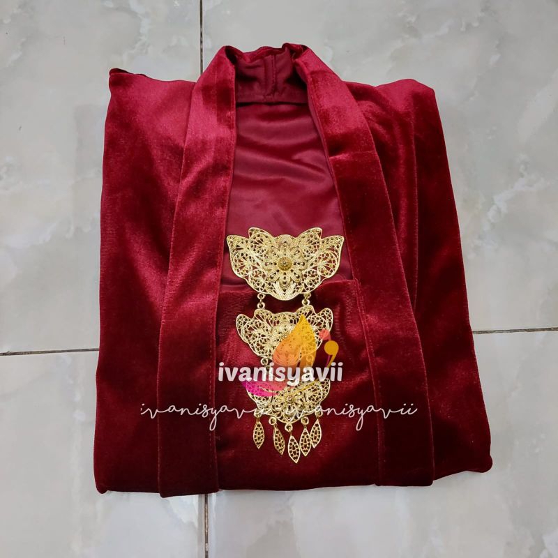 (1 set) Kebaya + Jarik Instan/ Cantik Warna Maroon, Motif SAC