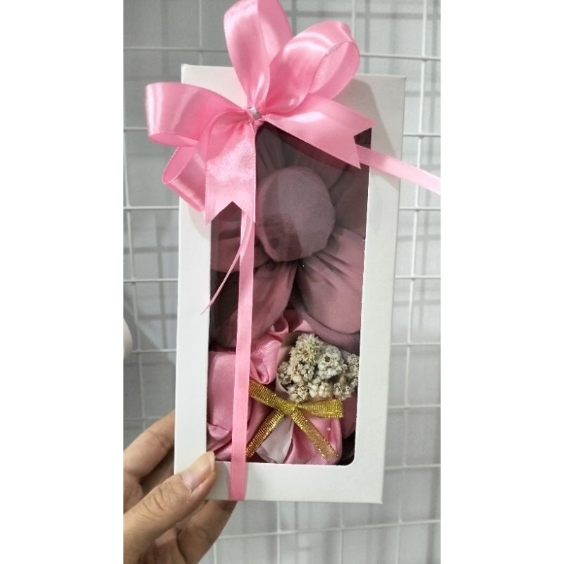 Hampers Hijab/Jilbab Segi Empat + Scunchie + Buket Edelweis Mini /Hampers Lebaran /Kado Ulang Tahun Cewek Gift Box
