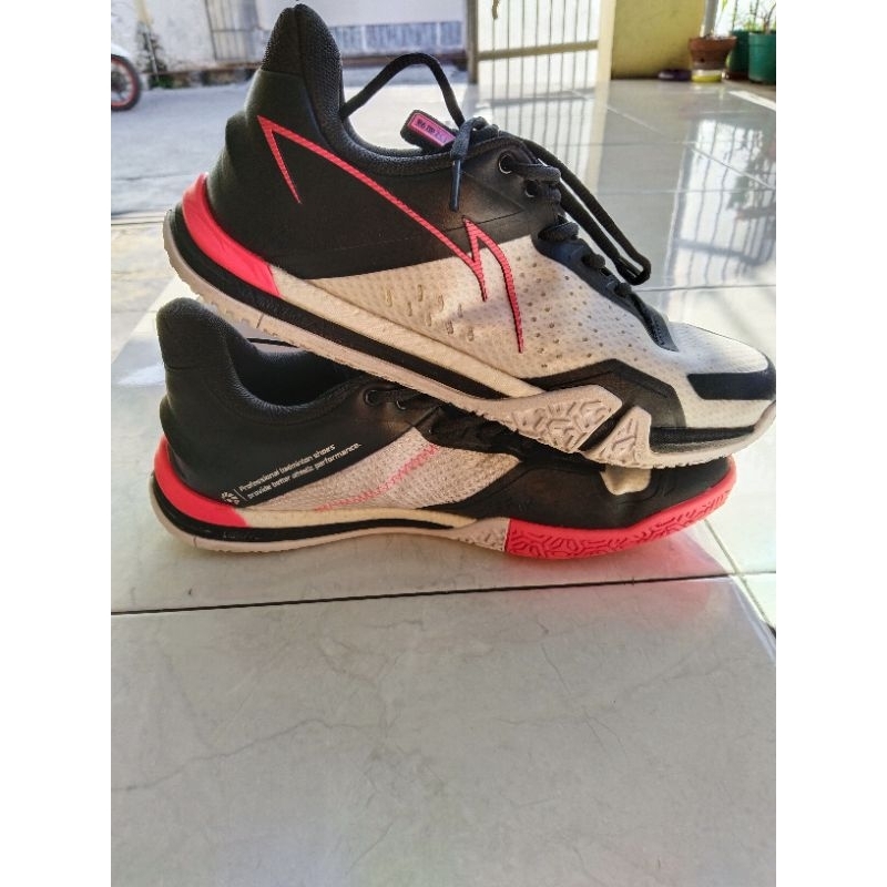 sepatu badminton lining saga SE