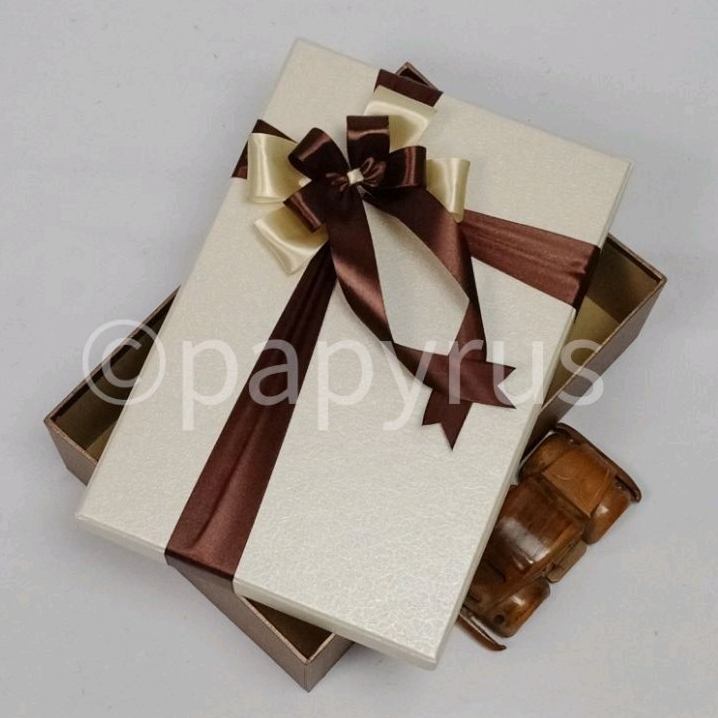 

PAPYRUS Kombinasi 20x30 Tinggi 5cm Kotak Kado Gift Box