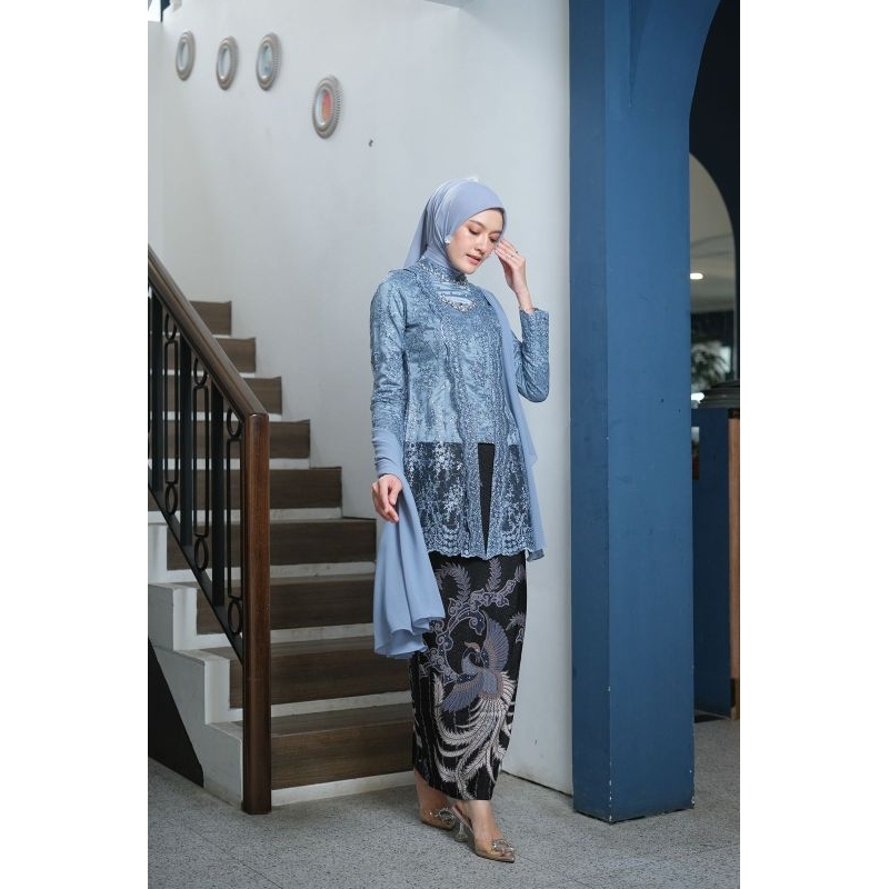 (Akita - Kinara Denim blue) set couple kebaya wanita &amp; kemeja batik pria kebaya wisuda kebaya kondangan kebaya lamaran bahan lace premium