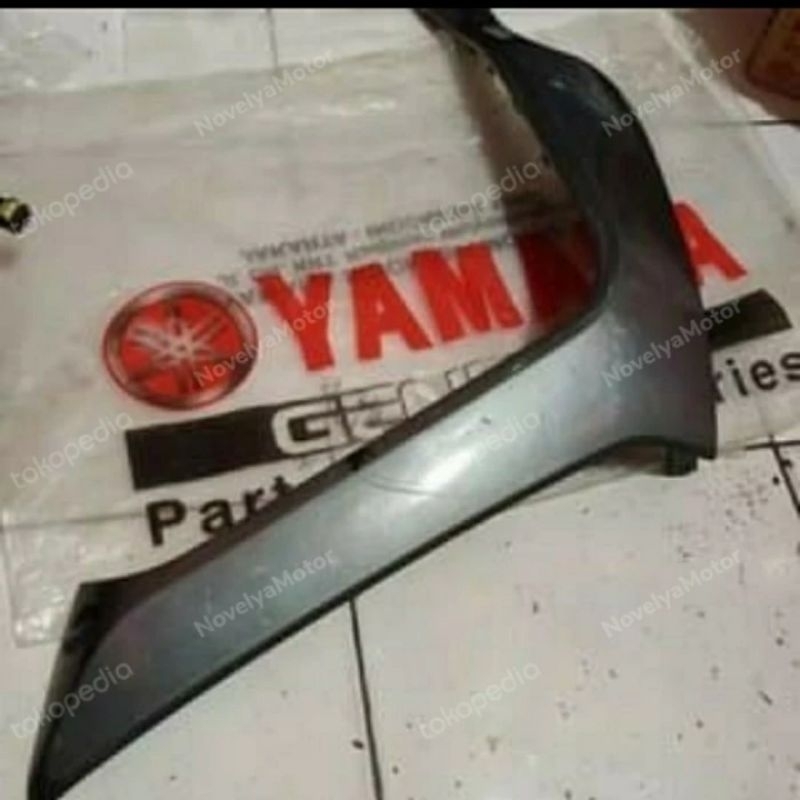 Mole sayap bawah kanan yamaha Xride 125 Original Abu Abu