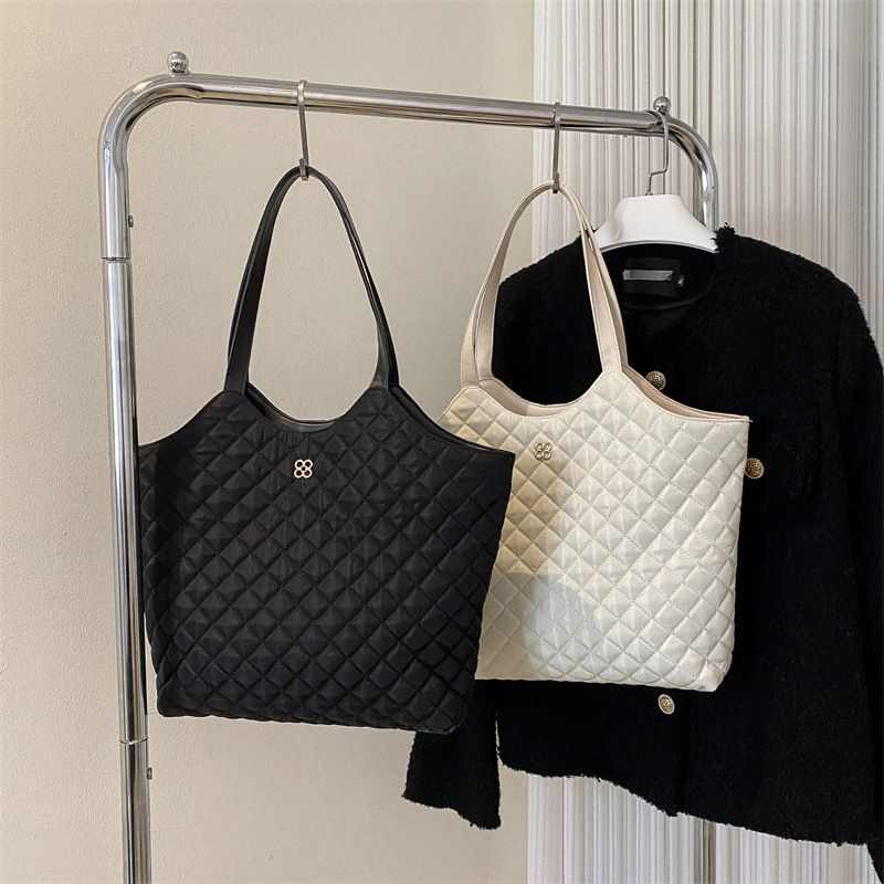 2023 mode baru kasual tas berkapasitas besar Komuter perjalanan panas gadis retro tas bahu high-end desain ceruk tas selempang Korea portabel nyaman kulit all-match tren Jepang tahan air sederhana ins