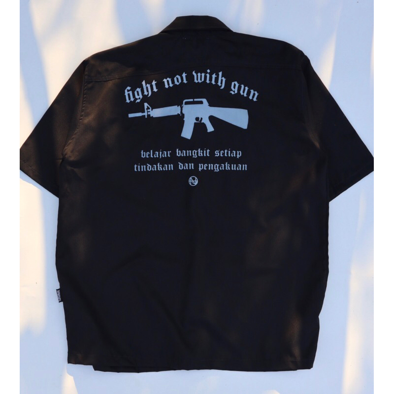 WORKSHIRT BLACK DRILL NOWPAPS “FIGHT NOT WOTH GUN” PATCH / SABLON PLASTISOL.KEMEJA HITAM DRILL NOWPAPS SABLON PLATISOL