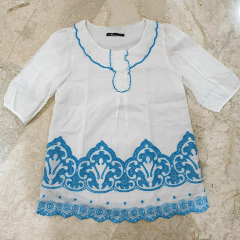 Preloved Blouse Wanita Mko com Putih brokat biru size S