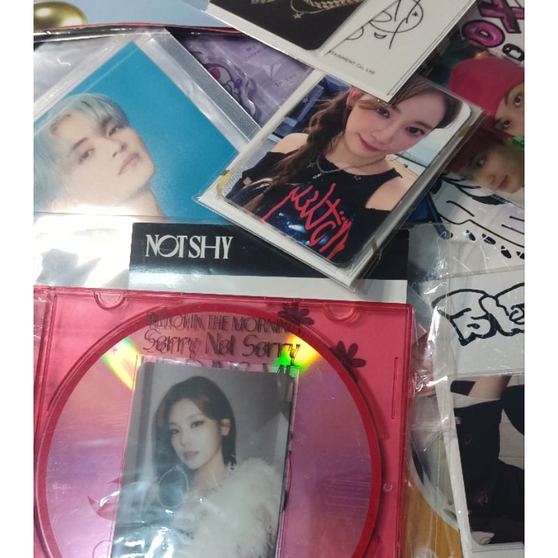 PHOTOCARD + MERCH OFFICIAL SET ITZY , LESSERAFIM , NCT , ETC