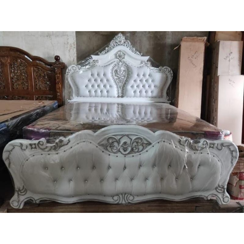 Tempat Tidur Divan Sandaran Klasik