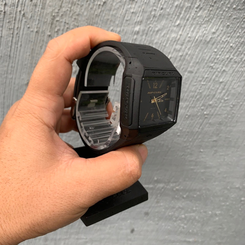 Jam tangan ripcurl rifles analog black gold