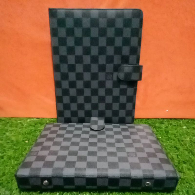 

Binder file kulit motif kotak ada kancing A5