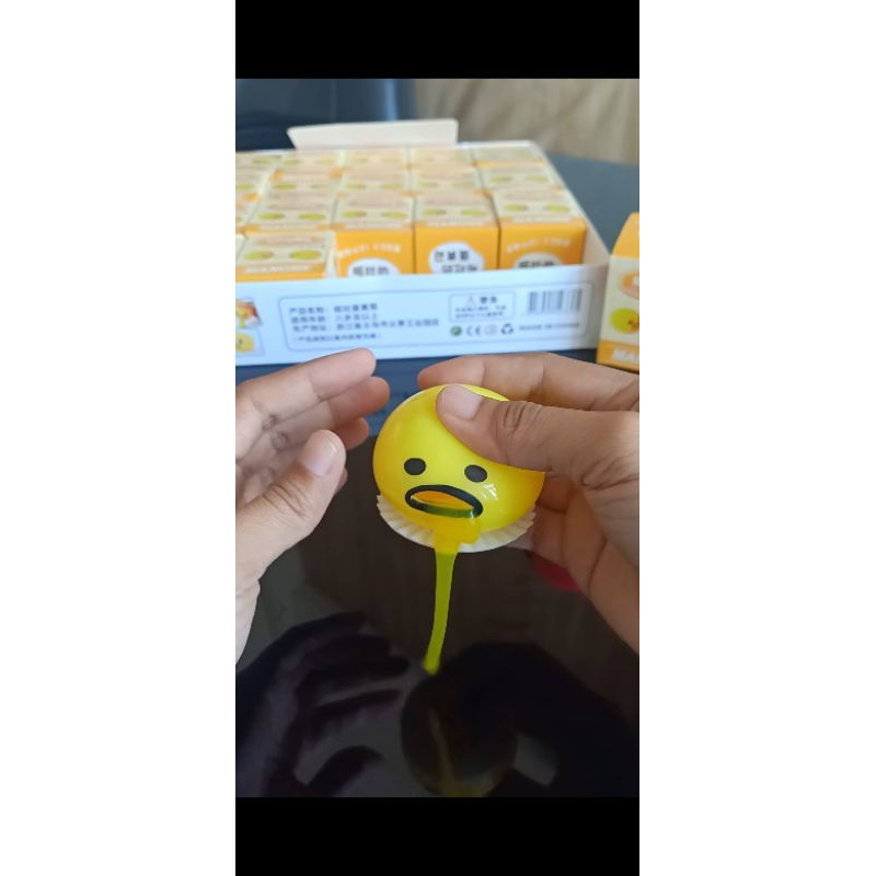 Mainan Gudetama SQUISI Slime Muntah