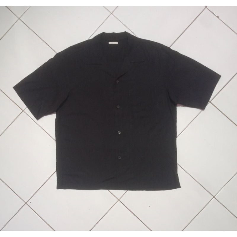 KEMEJA HITAM OPEN COLLAR GU