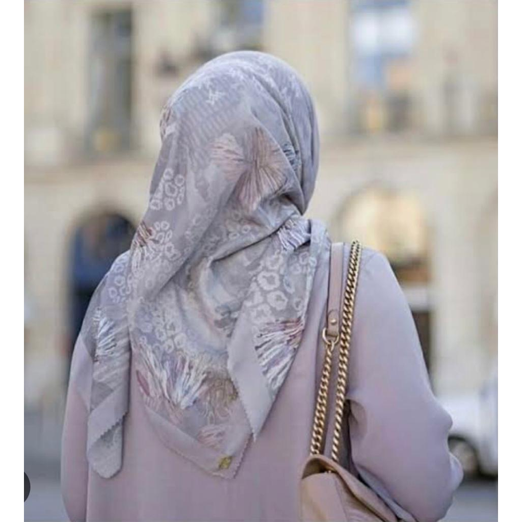 Les Amities series pertama " Khaki"
