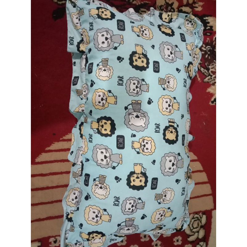 Bantal cinta karakter