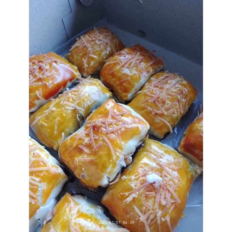 

Bolen pisang keju isi 10pc//plus bubble wrap