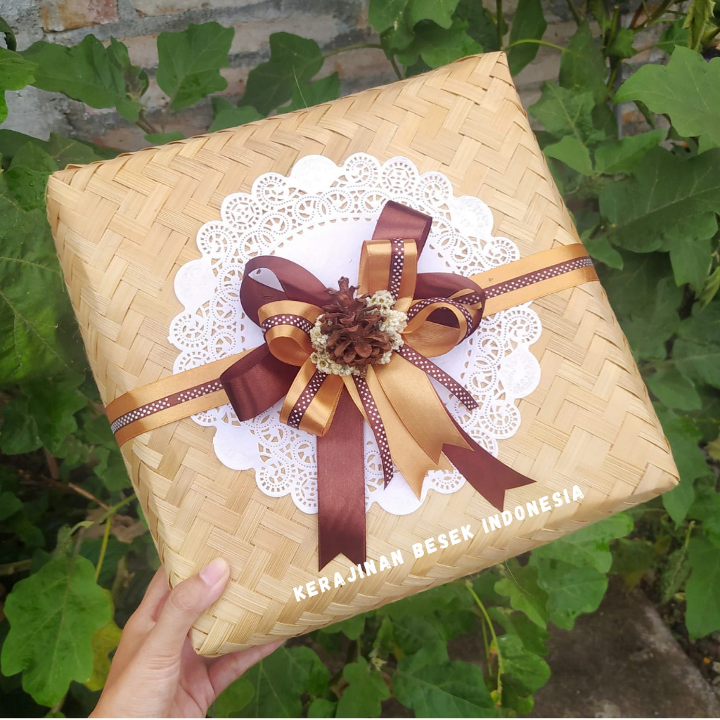 

Sepasang besek 30cm x 30cm natural pita spesial Besek nasi box nasi aqiqah syukuran hampers seserahan hantaran pernikahan