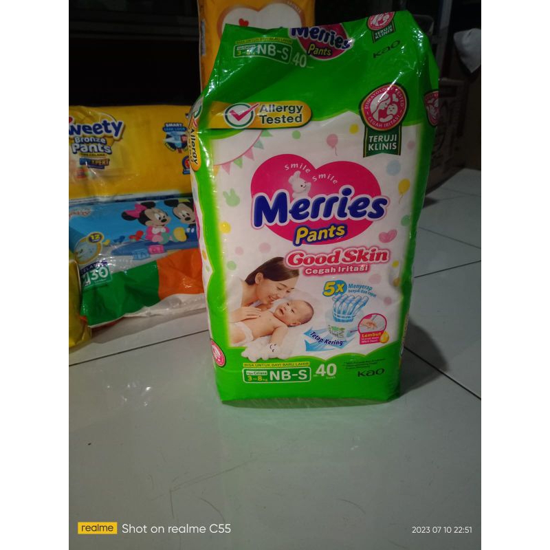 PEMPERS MERRIES UK NBS44 S40 M34 L30 XL26