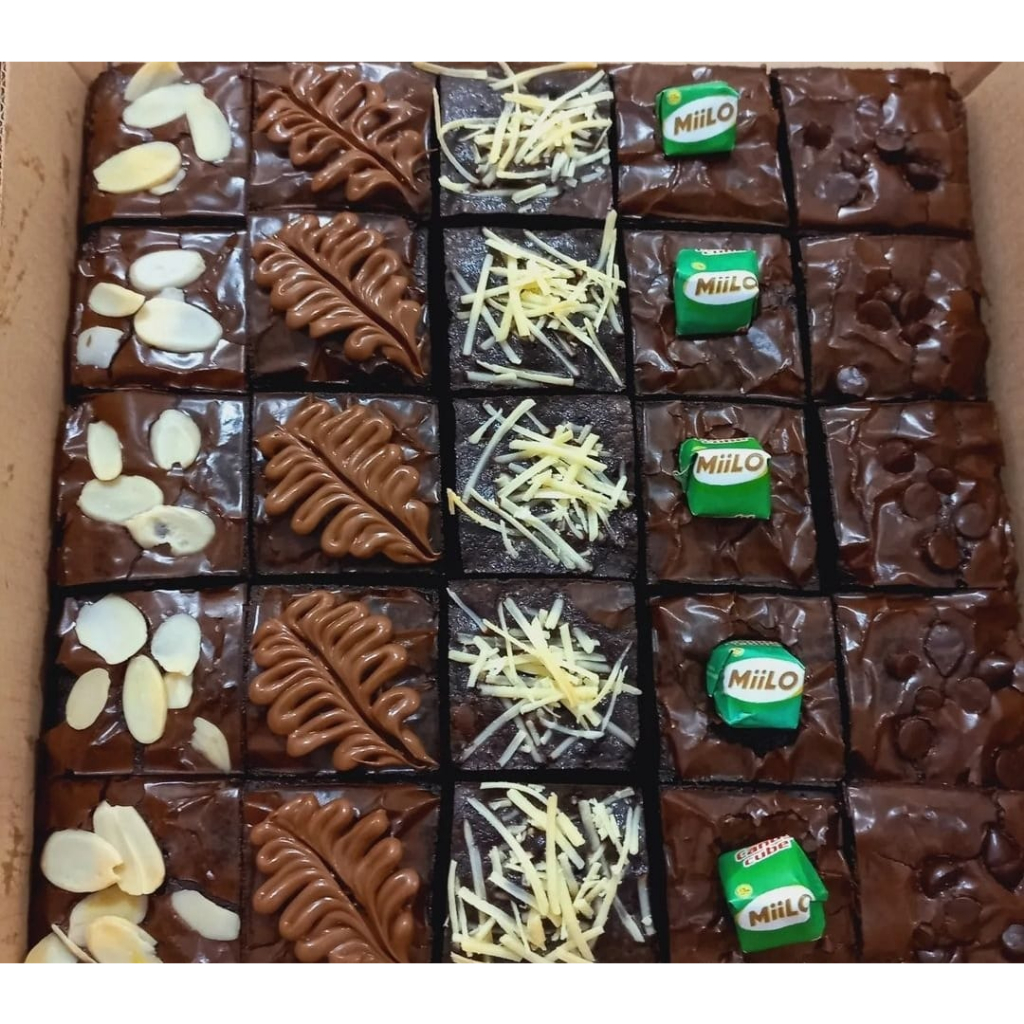 

Fudgy Brownies 5 Sekat dengan Topping Almond, Lotus, Chococips dan Bengbeng - LARGE