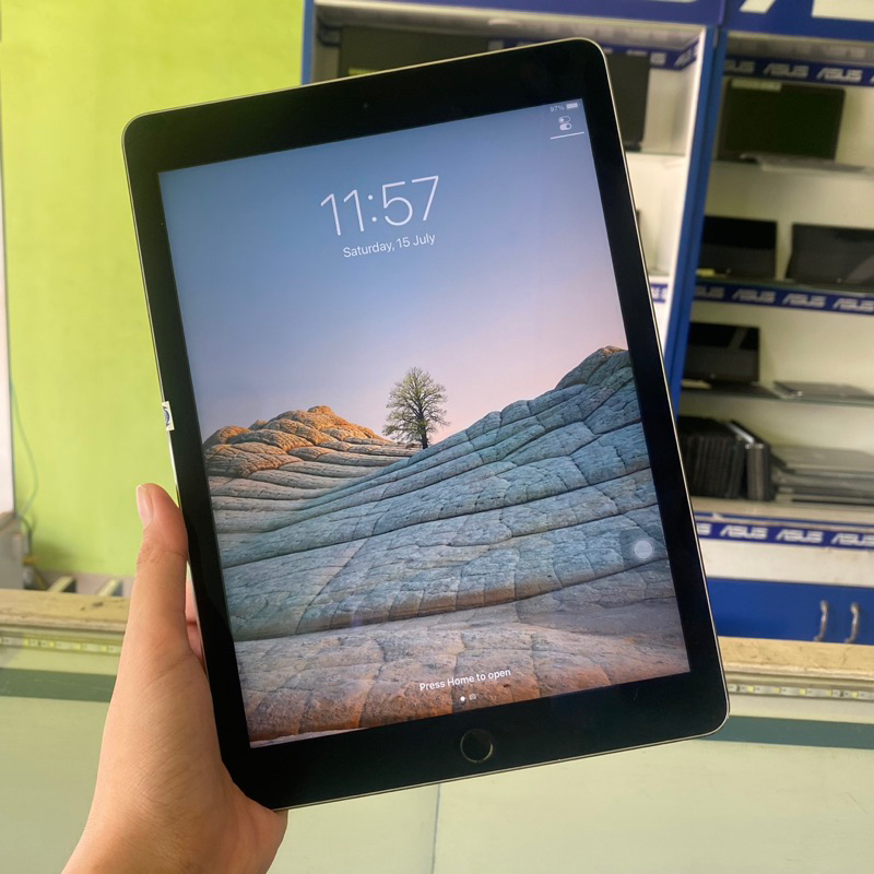 Second Apple Ipad Air 2 internal 64gb wifi only minus