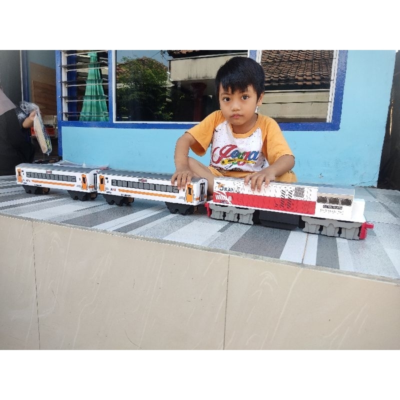 miniatur satu set lokomotif kayu cc201 dan 2gerbong