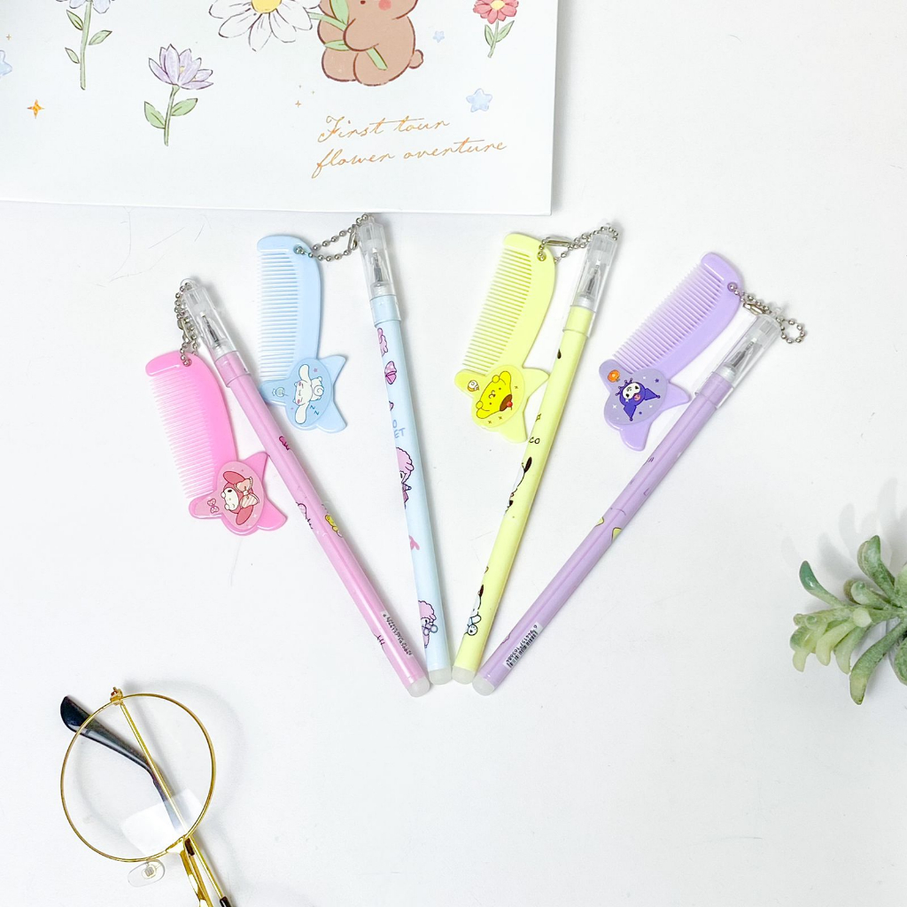 

Pen Gantungan Sisir Sanrio / Pulpen Gel Tinta Hitam Gantungan Sisir Mini Cute Comb Motif Kartun Jepang Kucing Sanrio Hello Kitty My Melody Cinnamoroll Little Twin Star Lucu Souvenir Grosir Ready COD