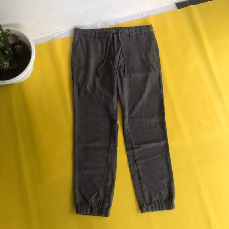 ANKLE PANTS JOGGER UNIQLO / SIZE L 33-35 / WARNA CHARCOAL